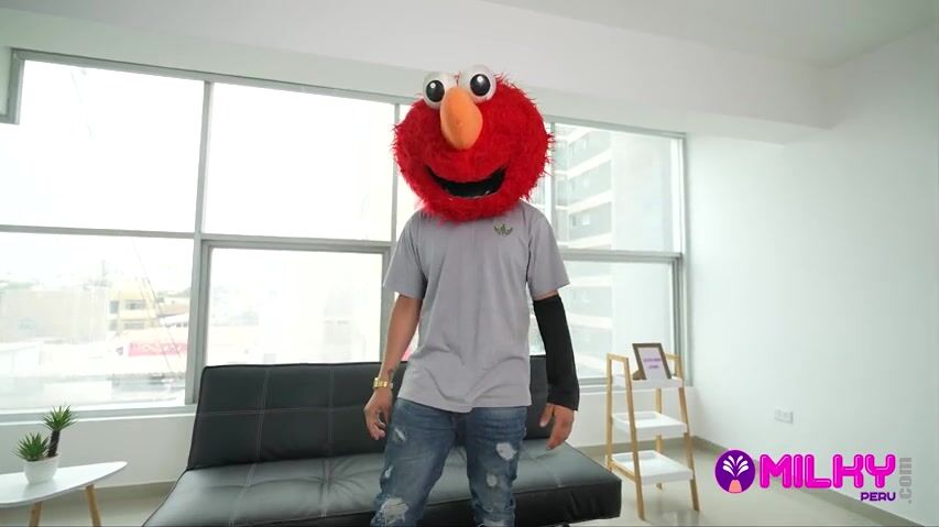 Elmo's Wild Encounter with a Curvy Venezuelan Beauty: A Steamy Adventure!