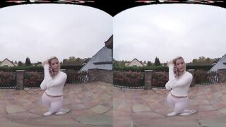 Candee Licious in VR: Watch This Playful Blonde Explore New Pleasures!