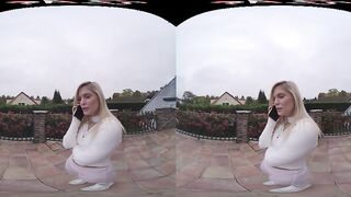 Candee Licious in VR: Watch This Playful Blonde Explore New Pleasures!