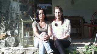 Ersties: Freizügige Mädels machen in der Umkleidekabine rum