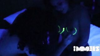 Pinturas corporais e sexo lesbico em um sonho surreal