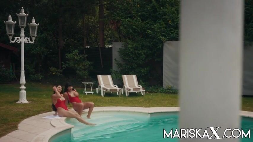 MARISKAX Valentina Ricci and Mariska fucking poolside