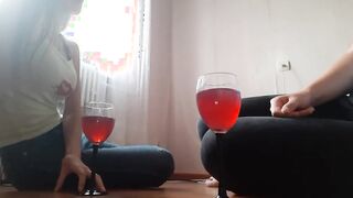 ПОСЛЕ ПАРЫ БОКАЛОВ ВИНА ЗАНЯЛАСЬ СЕКСОМ С ЛУЧШЕЙ ПОДРУГОЙ МОЕЙ МАМЫ.