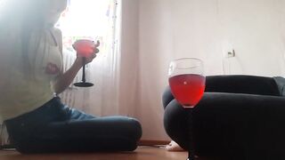 ПОСЛЕ ПАРЫ БОКАЛОВ ВИНА ЗАНЯЛАСЬ СЕКСОМ С ЛУЧШЕЙ ПОДРУГОЙ МОЕЙ МАМЫ.