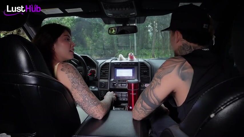 Colombiana caliente se folla a desconocido en su camioneta en una via publica - LUSTHUB - Sara Blonde y Danner Mendez