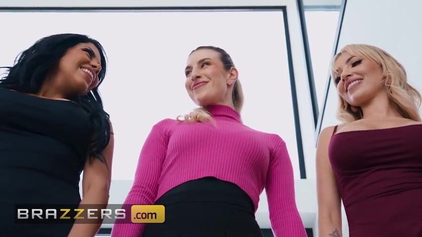 Stunning Kesha Ortega and Veve Tease with Their Alluring Curves in an Unforgettable Threesome!