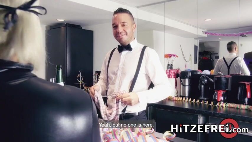 HITZEFREI Catwoman Tatjana Young on a sperm hunt