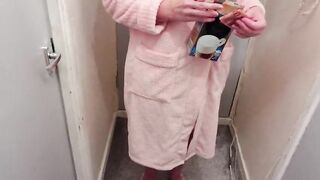 ElCapitanDoro's Neighbor Offers a Blowjob for Cash and Delivers a Hot Creampie Experience