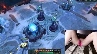 [GER] Gamer Girl playing LoL with a vibrator between her legs