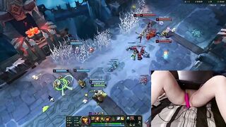 [GER] Gamer Girl playing LoL with a vibrator between her legs