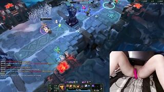 [GER] Gamer Girl playing LoL with a vibrator between her legs