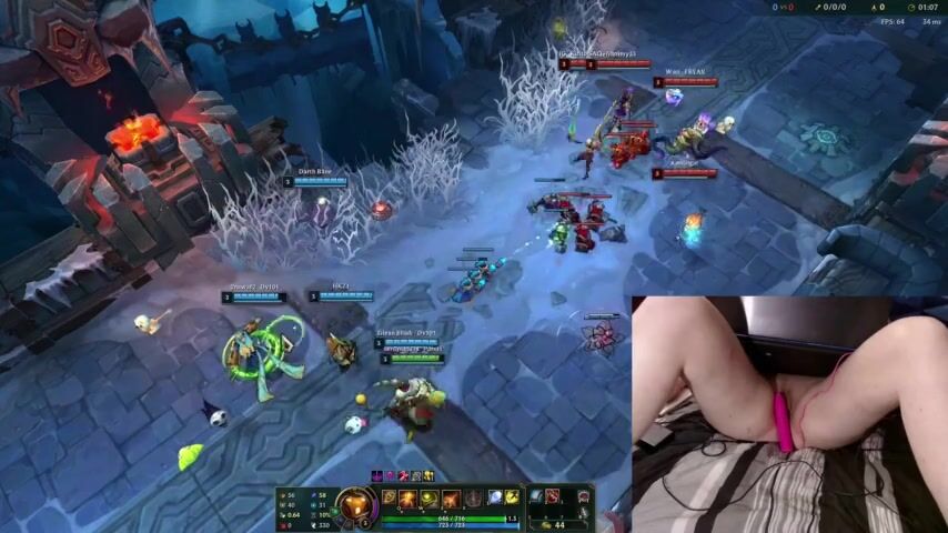 [GER] Gamer Girl playing LoL with a vibrator between her legs