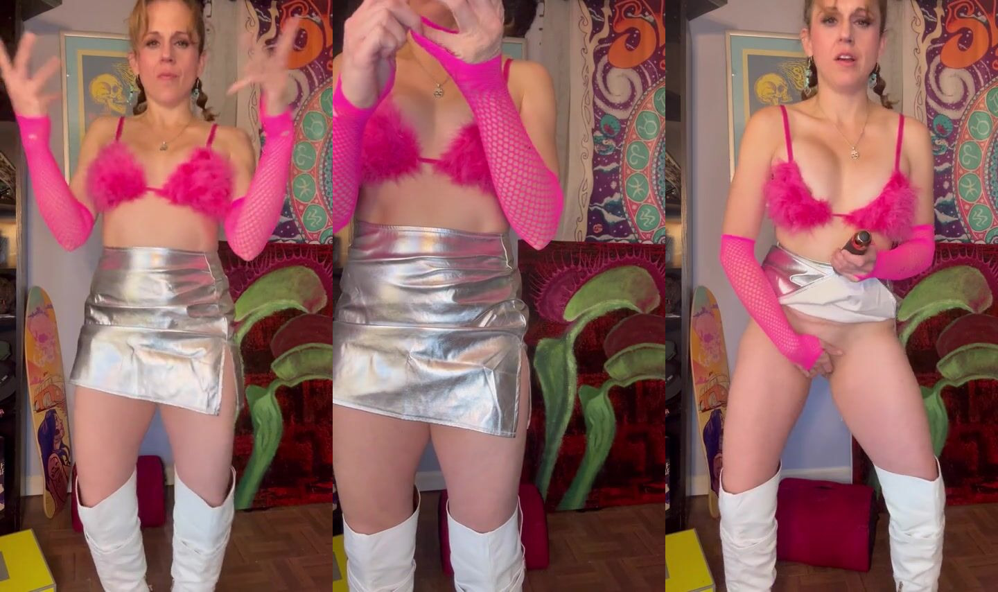 Suzy Wylde's Sensational Solo Adventure: A Fembot Fantasy Unleashed