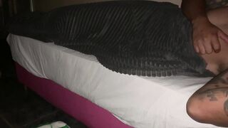 Una Noche Inesperada: Descubriendo Secretos en la Habitación de mi Esposo