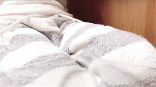 【日本人 素人 個人撮影】ガラステーブルで角オナニー、クリトリスをひたすら擦り付けてイッちゃう