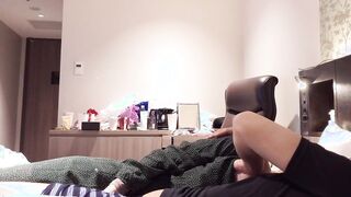ピンク色のパンティを足に引っ掛けながらの２回連続イキを真上アングルから激写 〜女子大生のリアルな喘ぎ声と色白美肌の鳥肌を堪能する着衣セックス〜