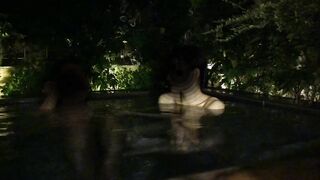 ムーディーな露天風呂で教え子の真っ白なモチ肌にムラムラして手マンで昇天