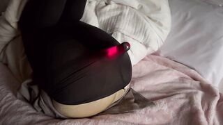 フル動画/手足を拘束して電マ責め/生理マンコに挿入