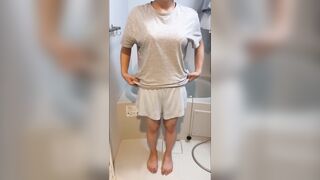 【生着替え】【無修正】巨乳美女が競泳水着に生着替えでおっぱいぽろり