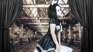 HENTAI Aibu。廃墟。メイド。枕でオナニー。