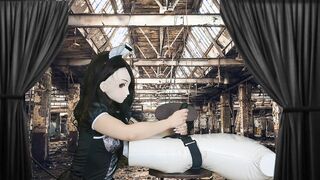 HENTAI Aibu。廃墟。メイド。枕でオナニー。