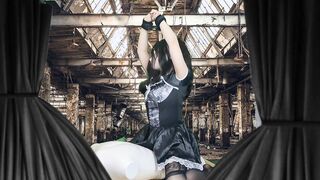 HENTAI Aibu。廃墟。メイド。枕でオナニー。