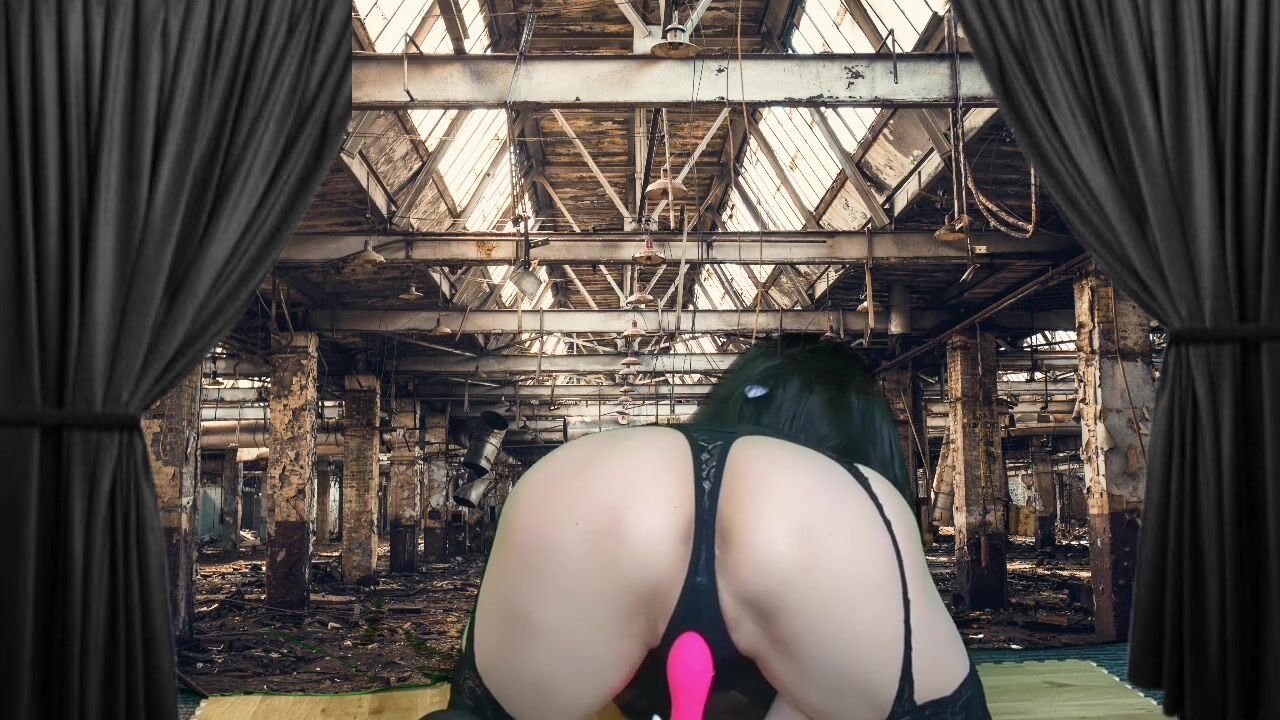 HENTAI Aibu。廃墟。セクシーな衣装。ディルドでオナニー。