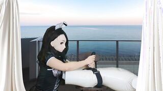 HENTAI Aibu。ベランダ。メイド。枕でオナニー。
