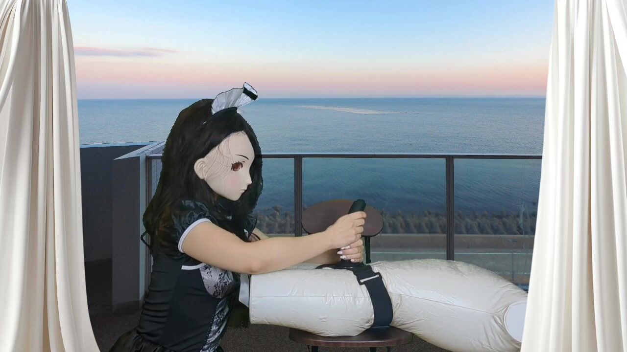 HENTAI Aibu。ベランダ。メイド。枕でオナニー。