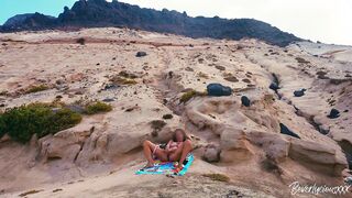 Adventurous Italian MILF Enjoys a Spontaneous Beach Encounter with a Tourist