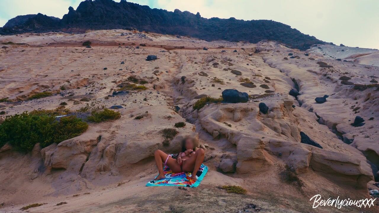 Adventurous Italian MILF Enjoys a Spontaneous Beach Encounter with a Tourist