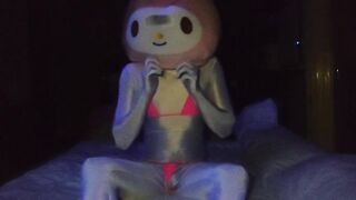 暗闇で淫らに映えるマイクロビキニ！マイ○ロディ(♂️)が暗闇でオナニーしてみた????腰ガクガクしながらイクとこ見てて…????【サ○リオドピューロランド】【ハロウィン】