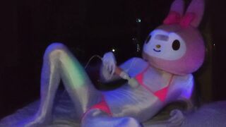 暗闇で淫らに映えるマイクロビキニ！マイ○ロディ(♂️)が暗闇でオナニーしてみた????腰ガクガクしながらイクとこ見てて…????【サ○リオドピューロランド】【ハロウィン】