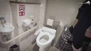 便器に座る女の股を広げ、まんこ舐め放題の生挿入SEX！彼女はこの後、次のトイレに向かい歩き出した。（素人、日本人、個人撮影）