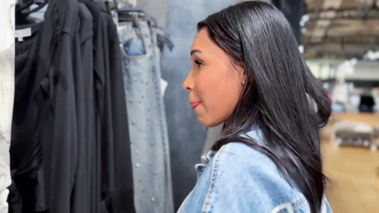 Unexpected Mall Prank: Watch What Happens When Dinner Takes a Surprising Turn!