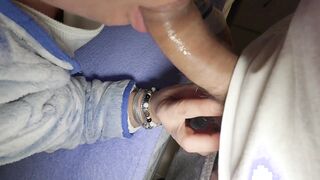 Mi Vecina quiere un creampie en su coño peludo mientras su marido trabaja. Casero real.