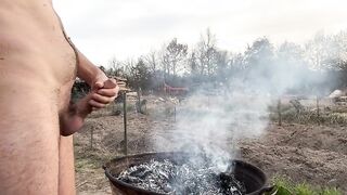 Beim Feuer machen Geil geworden und ins Feuer Gespritzt