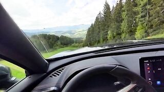 Handjob während der Fahrt und Outdoor an der Straße gefickt und auf den Monster Arsch gespritzt !