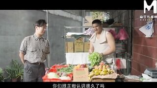 ModelMedia Asia - Newlywed wife cheats on her husband in the toilet with the gruff owner of a vegeta