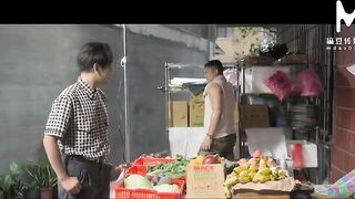 ModelMedia Asia - Newlywed wife cheats on her husband in the toilet with the gruff owner of a vegeta