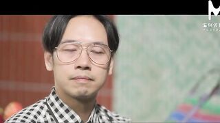 ModelMedia Asia - Newlywed wife cheats on her husband in the toilet with the gruff owner of a vegeta