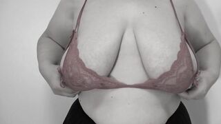 A mature milf shakes her big natural saggy tits.