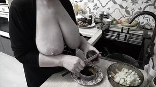 With big saggy natural tits mature housewife bbw milf in the kitchen.
