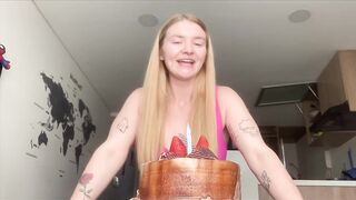 Pastel vs Culo Grande! Es mi cumpleaños!