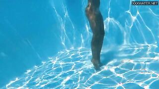 Sensational Underwater Show with Angelica Heart: A Steamy Pool Experience!