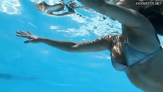 Sensational Underwater Show with Angelica Heart: A Steamy Pool Experience!