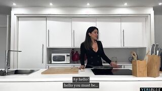 PILLADO por su MEJOR AMIGO mientras se folla a SU MUJER en su propia cocina!