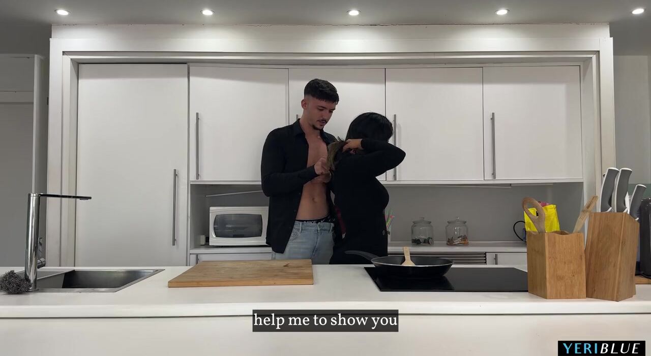 PILLADO por su MEJOR AMIGO mientras se folla a SU MUJER en su propia cocina!