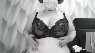 A mature BBW milf with big natural saggy tits tries on bras.
