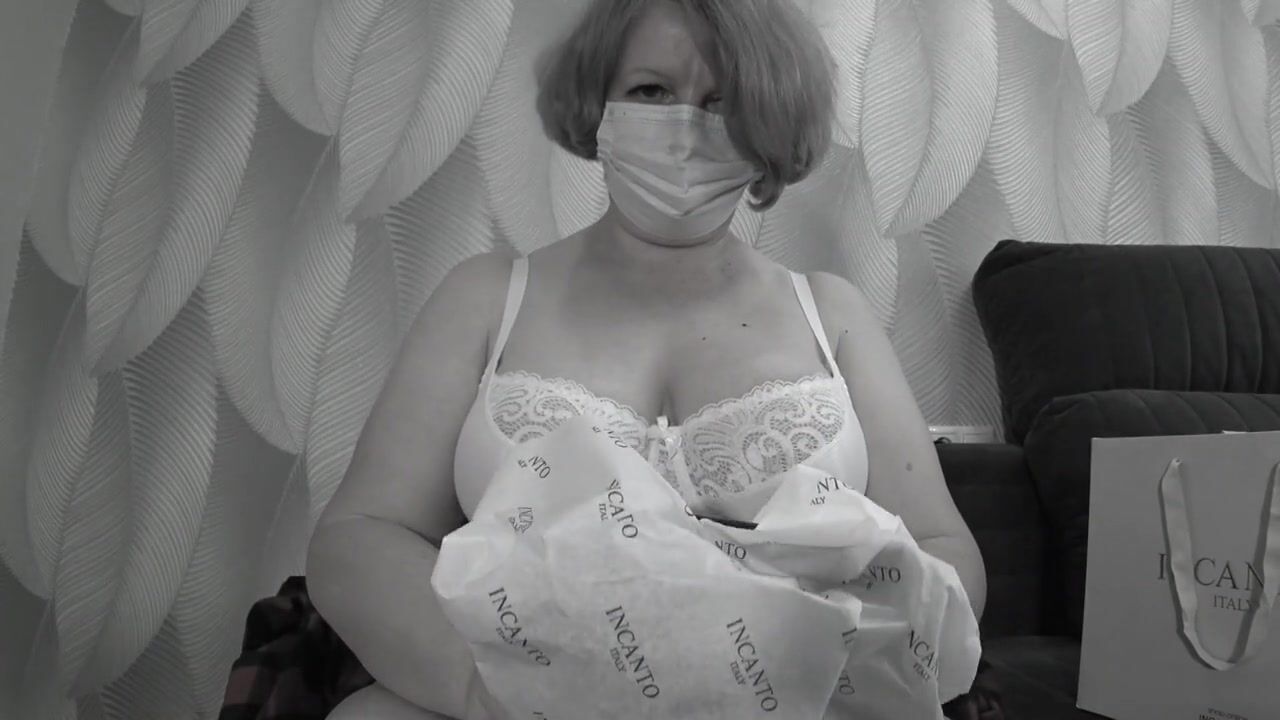 A mature BBW milf with big natural saggy tits tries on bras.
